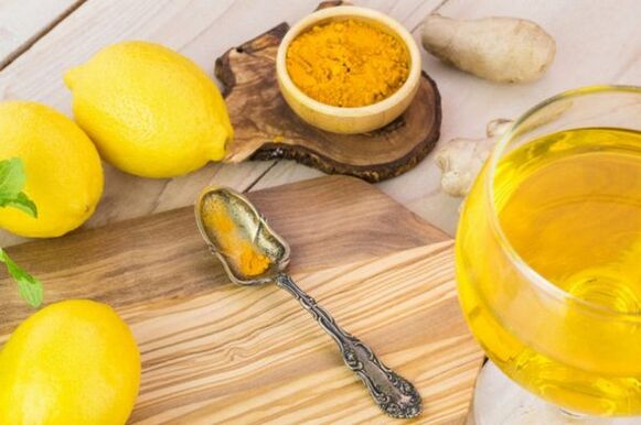 Trinken Sie mit Zitrone, Ingwer und Kurkuma, um die Wirksamkeit zu verbessern